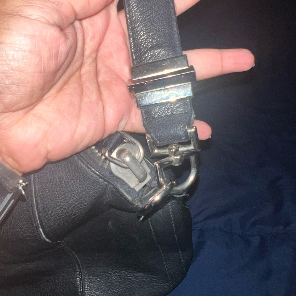 Authentic large Givenchy - Picture 7 of 8
